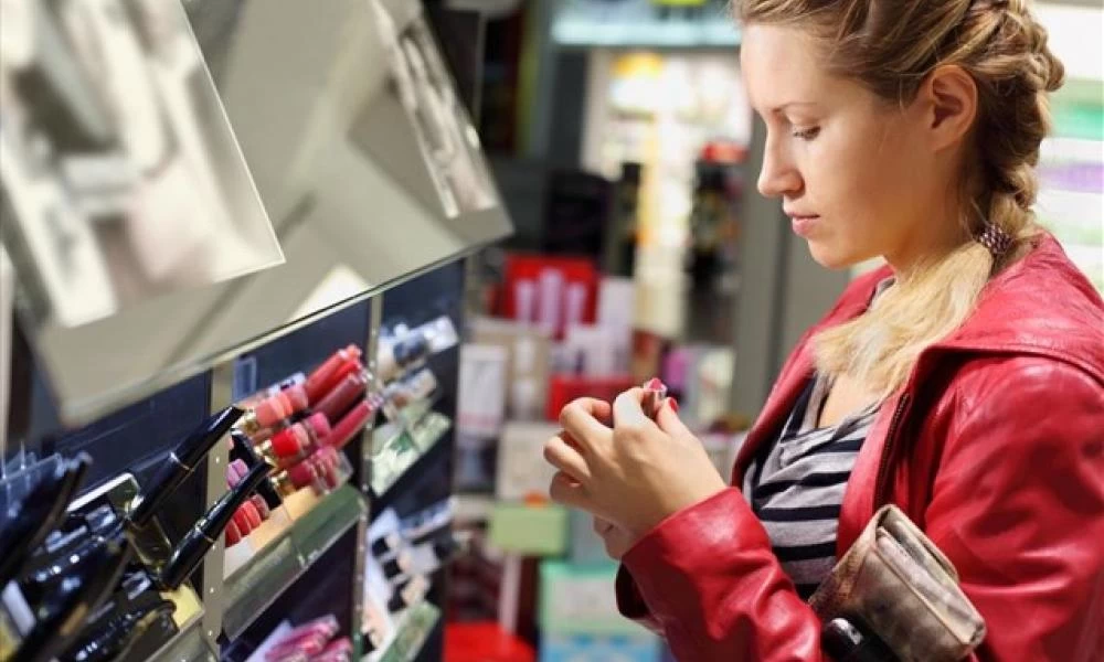 Πτώση τζίρου στα καταστήματα - Αύξηση πωλήσεων σε καλλυντικά